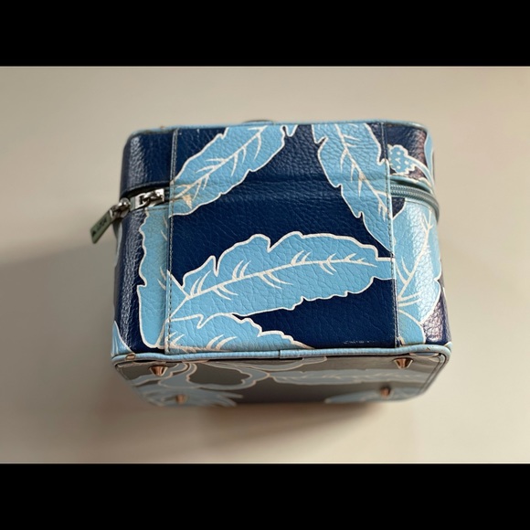 Roxy | Y2K Blue Hibiscus Cosmetic Travel Case - Picture 6 of 16
